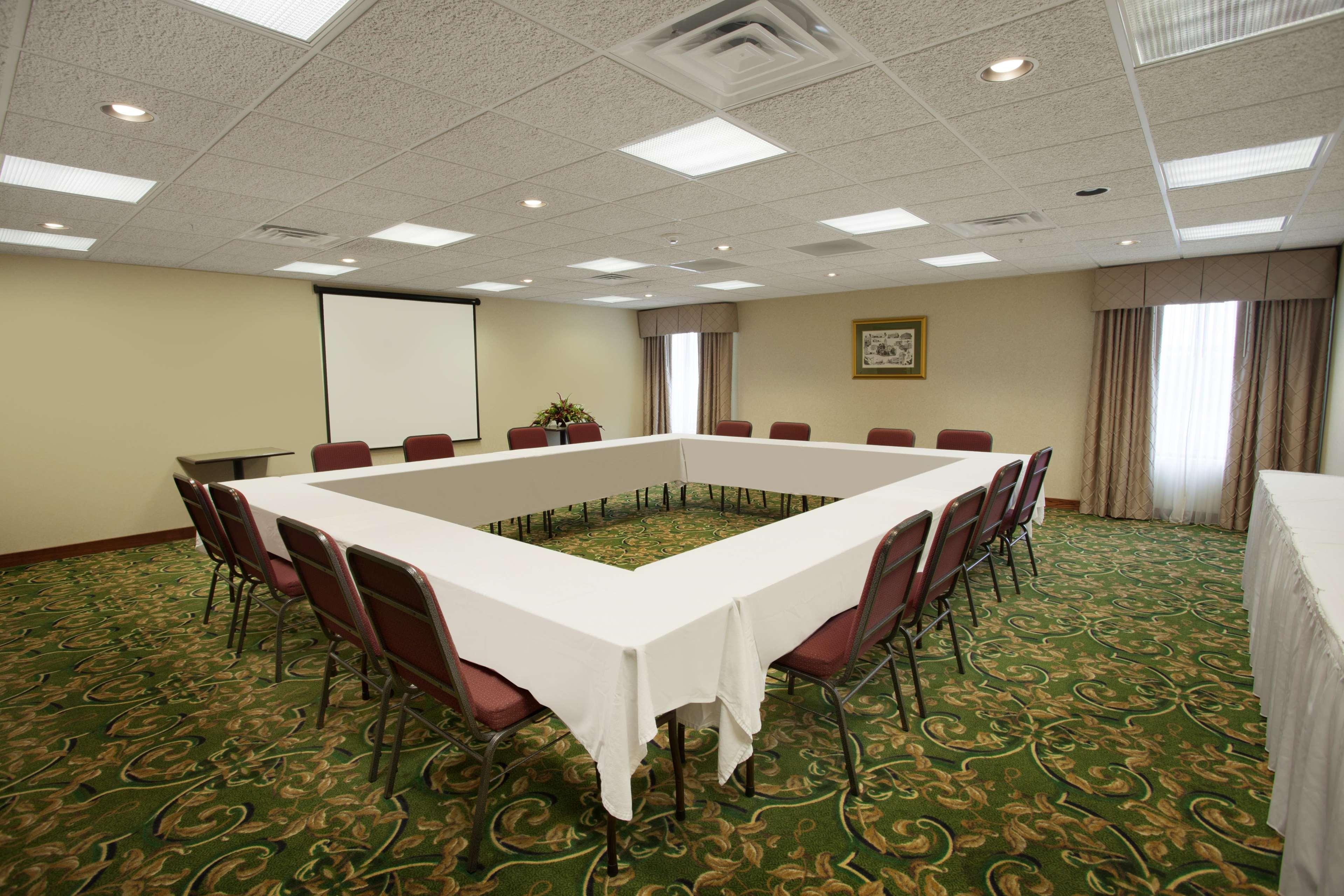 Hampton Inn Sidney Бизнес фото